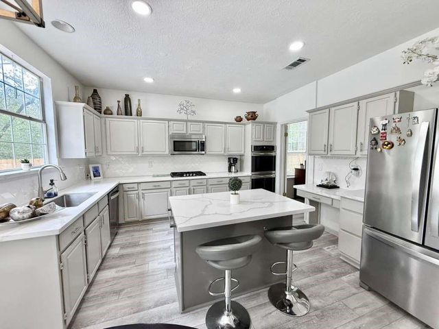 65 S Hidden View Circle, The Woodlands, TX 77381