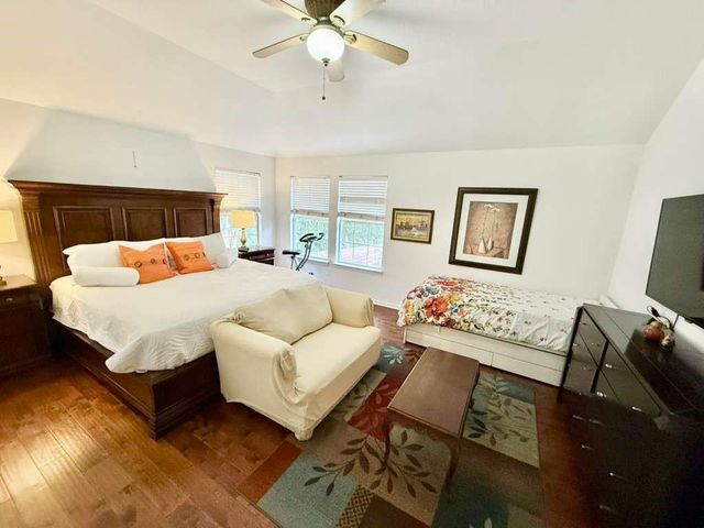65 S Hidden View Circle, The Woodlands, TX 77381