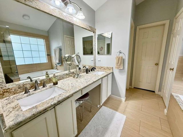 65 S Hidden View Circle, The Woodlands, TX 77381