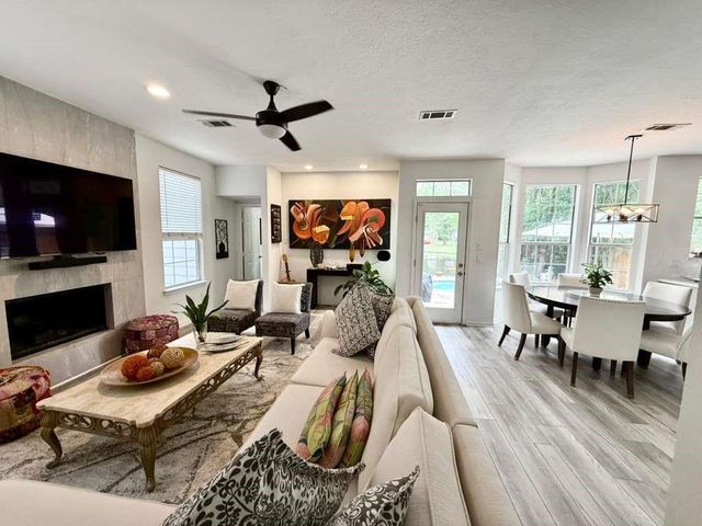 65 S Hidden View Circle, The Woodlands, TX 77381