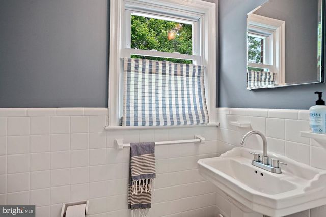 3305 CHESTNUT ST NW, Washington, DC 20015