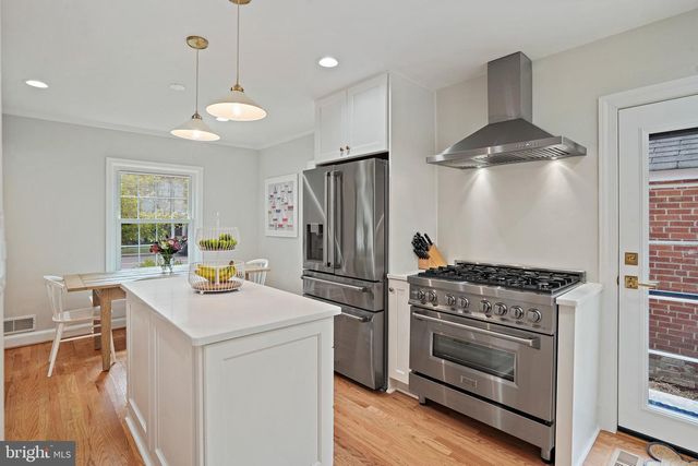 3305 CHESTNUT ST NW, Washington, DC 20015