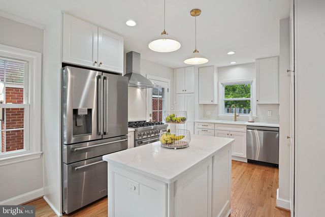 3305 CHESTNUT ST NW, Washington, DC 20015