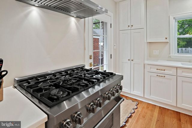 3305 CHESTNUT ST NW, Washington, DC 20015