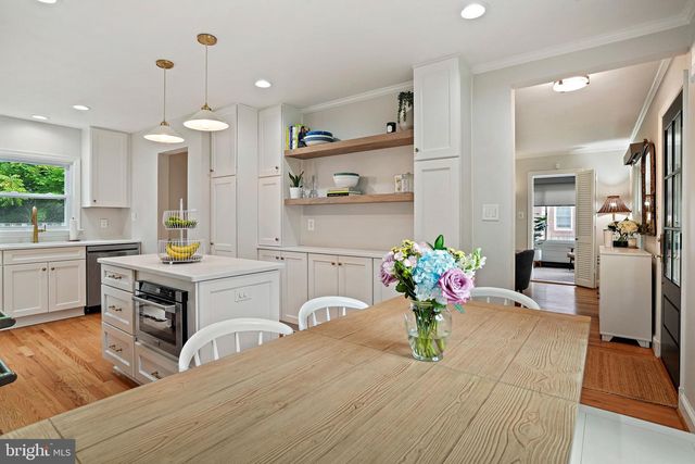 3305 CHESTNUT ST NW, Washington, DC 20015