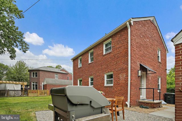 3305 CHESTNUT ST NW, Washington, DC 20015
