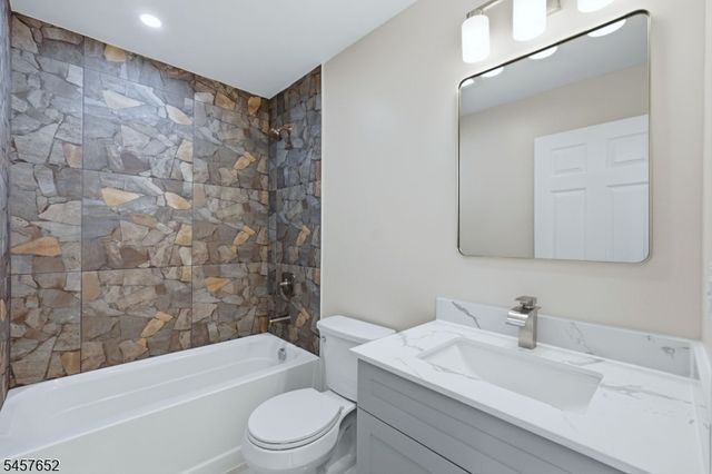 10 Delar Pkwy A, Franklin Twp., NJ 08823