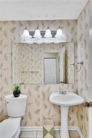 100 Hazelwood Dr, Cranberry Twp, PA 16066