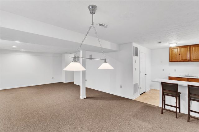 100 Hazelwood Dr, Cranberry Twp, PA 16066