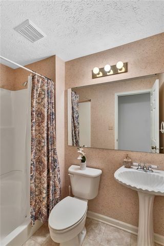100 Hazelwood Dr, Cranberry Twp, PA 16066