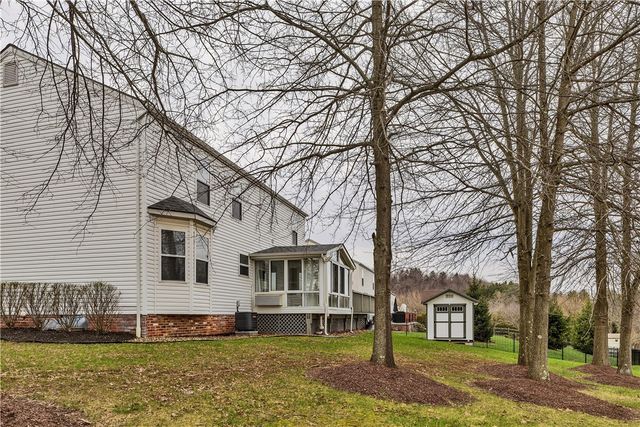 100 Hazelwood Dr, Cranberry Twp, PA 16066