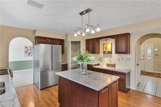 100 Hazelwood Dr, Cranberry Twp, PA 16066