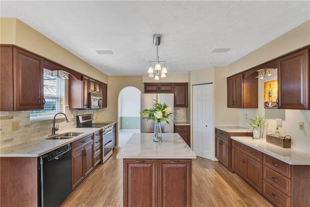 100 Hazelwood Dr, Cranberry Twp, PA 16066