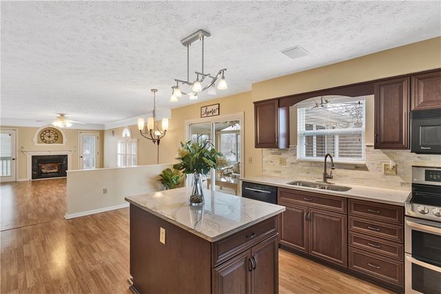 100 Hazelwood Dr, Cranberry Twp, PA 16066
