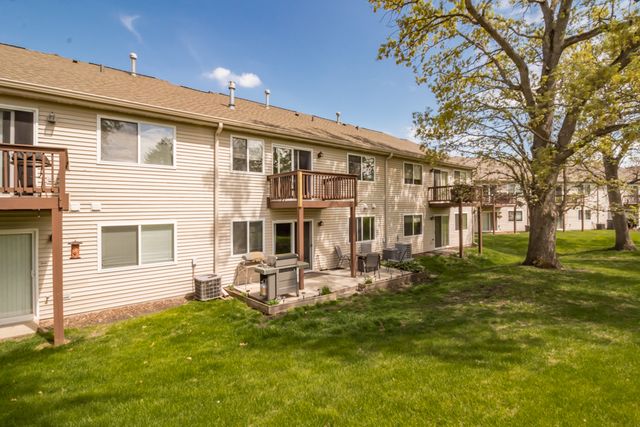 1040 Fairway Drive, Fox Lake, IL 60020