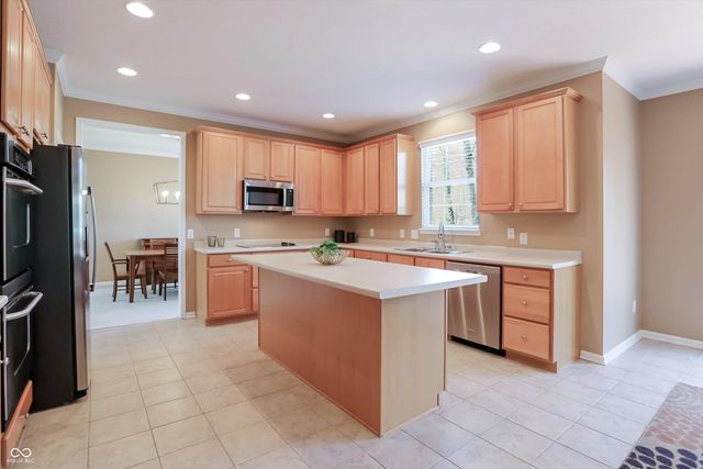6834 Woodhaven Place, Zionsville, IN 46077