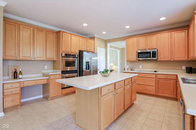 6834 Woodhaven Place, Zionsville, IN 46077