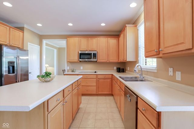 6834 Woodhaven Place, Zionsville, IN 46077