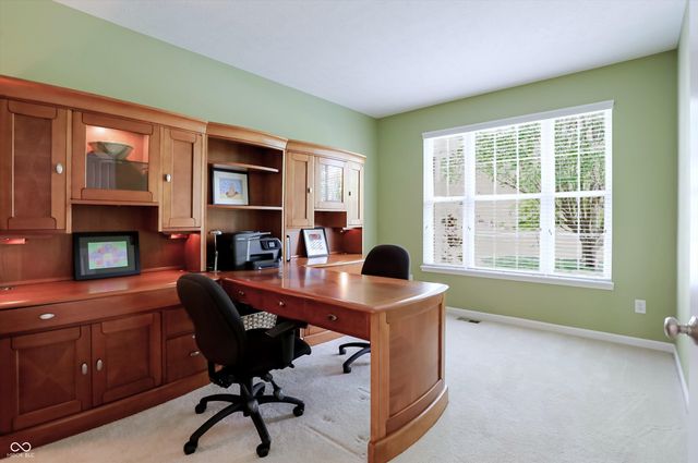 6834 Woodhaven Place, Zionsville, IN 46077