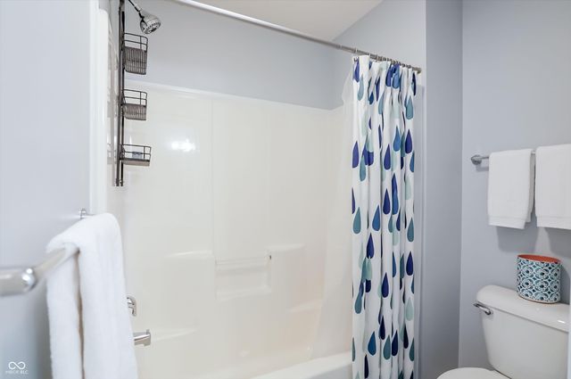 6834 Woodhaven Place, Zionsville, IN 46077