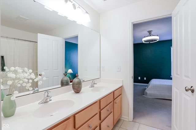 6834 Woodhaven Place, Zionsville, IN 46077