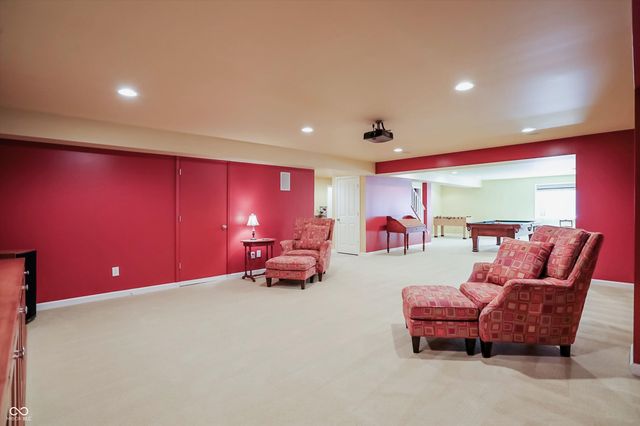 6834 Woodhaven Place, Zionsville, IN 46077