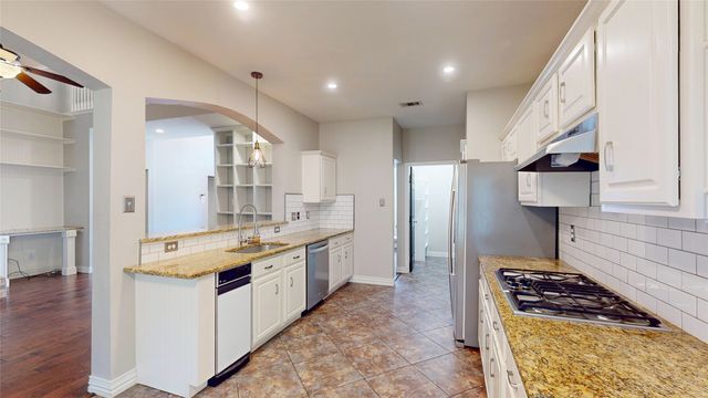 14 E Hillside Place, Trophy Club, TX 76262