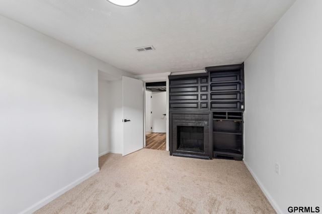 8336 Park Drive, Omaha, NE 68127