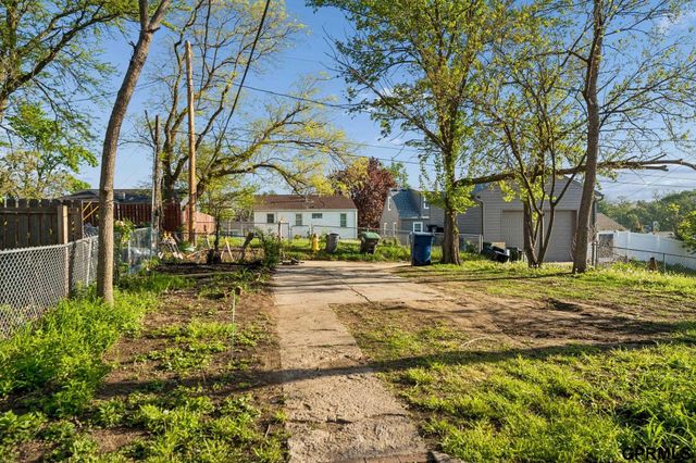 8336 Park Drive, Omaha, NE 68127