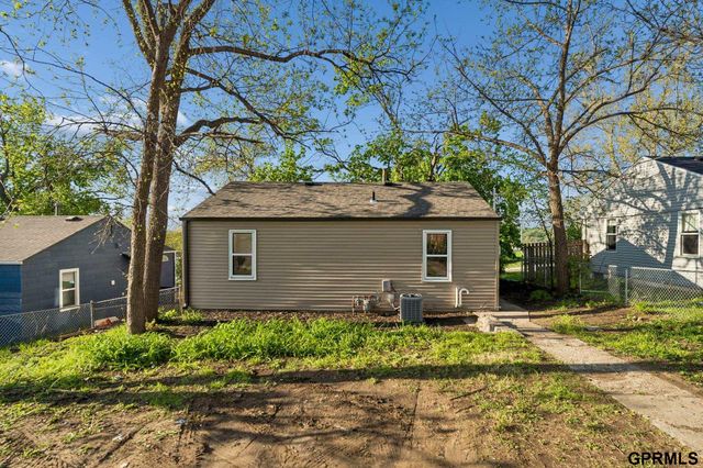 8336 Park Drive, Omaha, NE 68127