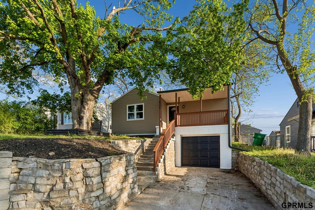 8336 Park Drive, Omaha, NE 68127