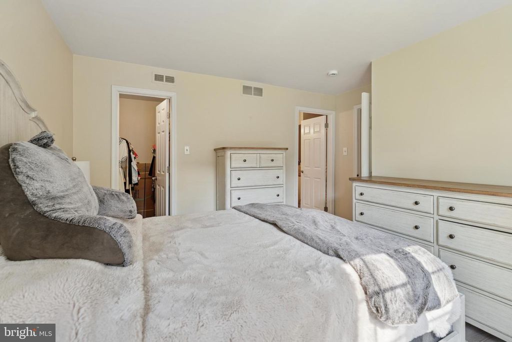 407 DIAMOND DR, Newtown, PA 18940