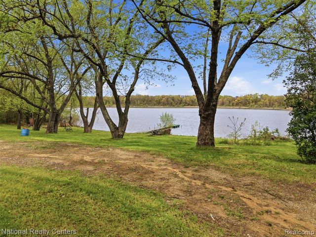 1625 Highland Park Drive, Highland, MI 48356