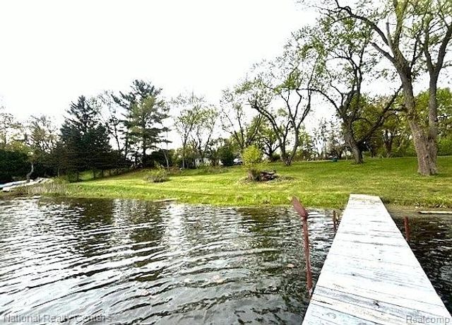 1625 Highland Park Drive, Highland, MI 48356