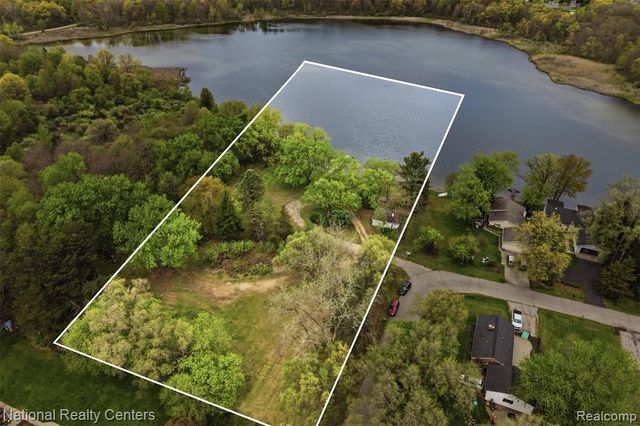 1625 Highland Park Drive, Highland, MI 48356