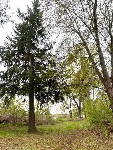 1625 Highland Park Drive, Highland, MI 48356