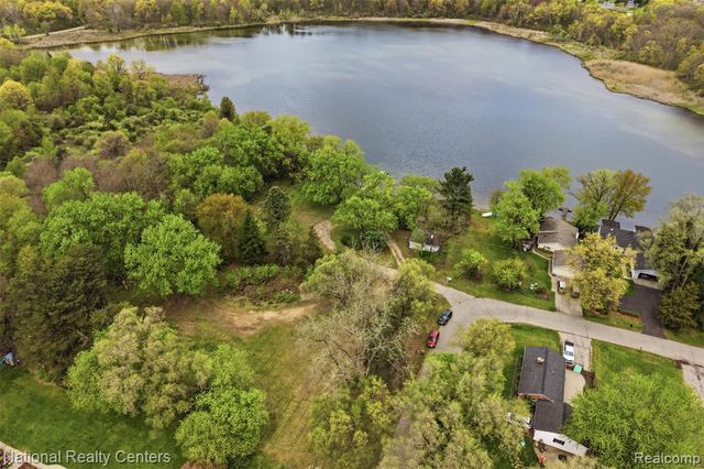 1625 Highland Park Drive, Highland, MI 48356