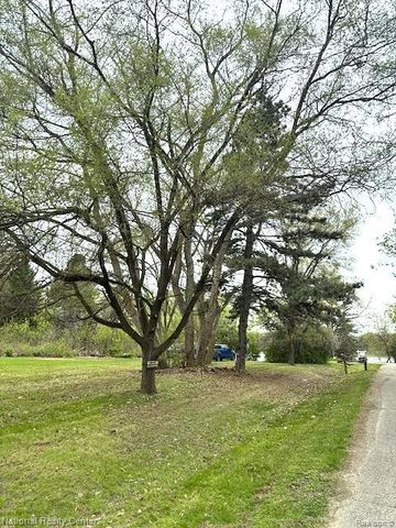 1625 Highland Park Drive, Highland, MI 48356