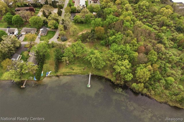 1625 Highland Park Drive, Highland, MI 48356
