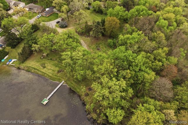 1625 Highland Park Drive, Highland, MI 48356