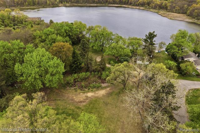 1625 Highland Park Drive, Highland, MI 48356