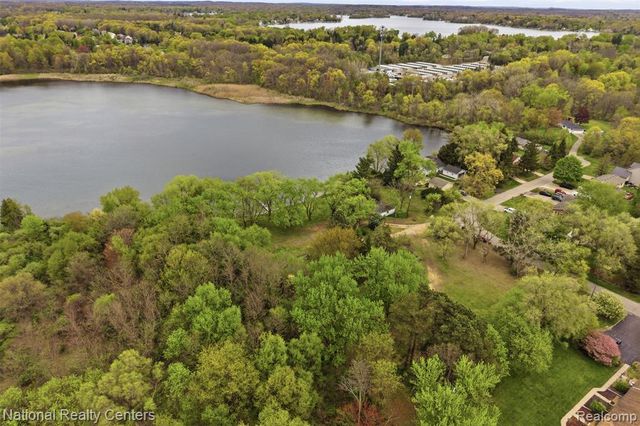 1625 Highland Park Drive, Highland, MI 48356