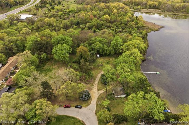 1625 Highland Park Drive, Highland, MI 48356
