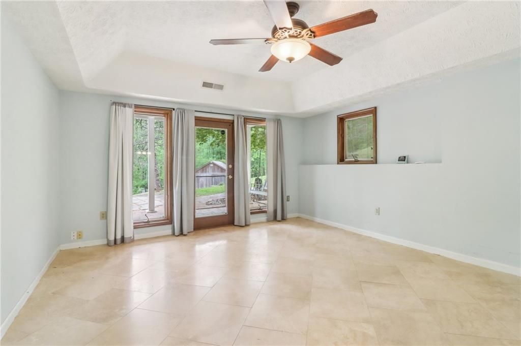 Image 10 of property listing at 5250 Aubrey Lane, Cumming, GA 30028