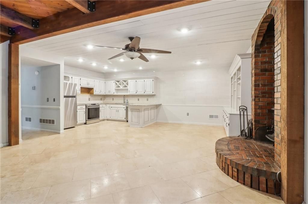 Image 4 of property listing at 5250 Aubrey Lane, Cumming, GA 30028