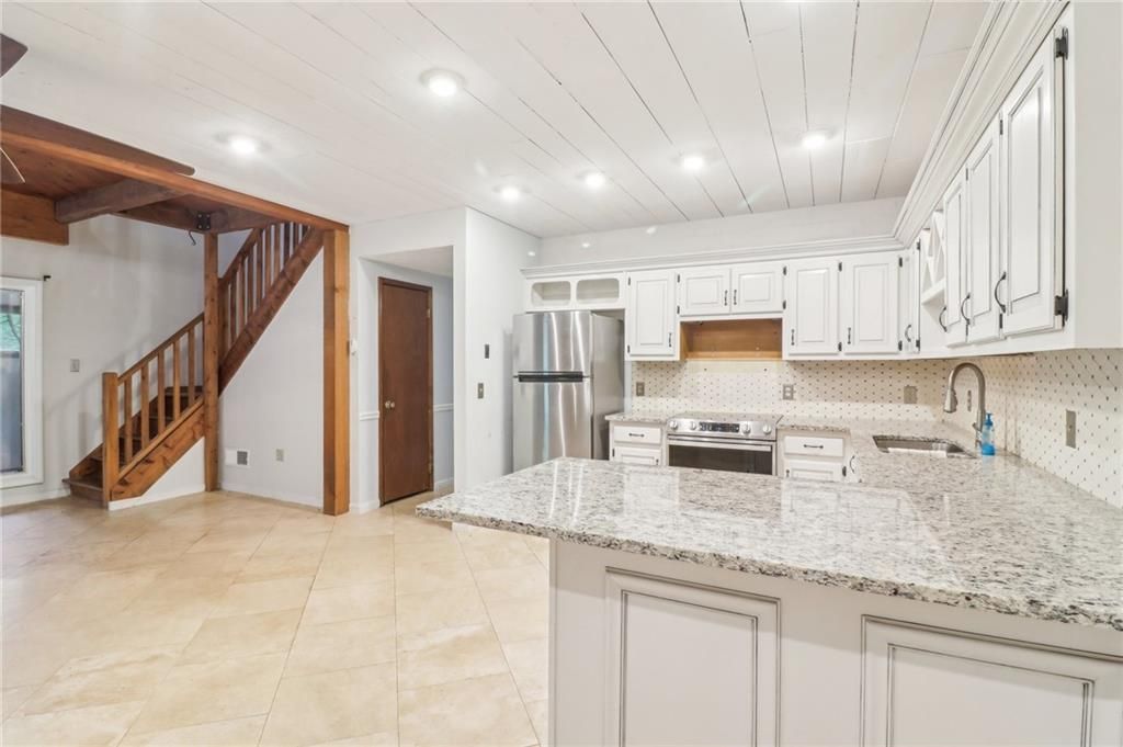 Image 7 of property listing at 5250 Aubrey Lane, Cumming, GA 30028