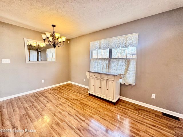 302 Bucky Burton Dr, Louisville, KY 40229