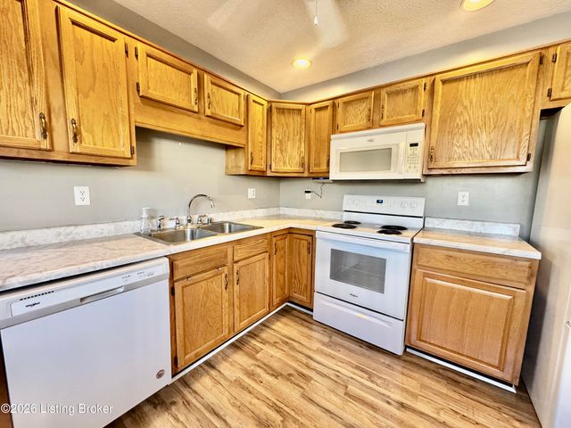 302 Bucky Burton Dr, Louisville, KY 40229