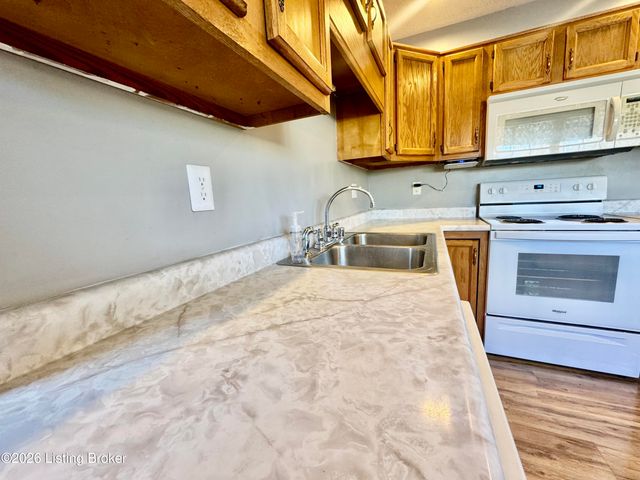 302 Bucky Burton Dr, Louisville, KY 40229