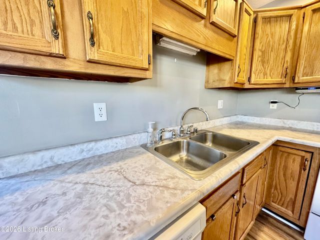 302 Bucky Burton Dr, Louisville, KY 40229